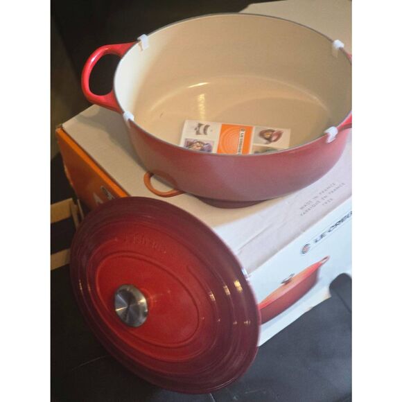 Le Creuset Signature Oval 6 3/4QT Casserole- Cerise - Picture 11 of 15